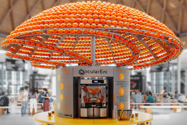 Mquina de suco transforma as cascas descartadas de laranjas em copos de suco impressos em 3D