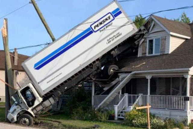 Canadense bate em poste e a traseira do caminhão foi parar no segundo andar de uma casa