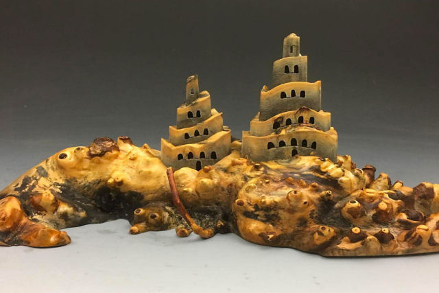 Castelos em miniatura emergem da madeira perfurada em esculturas cinéticas