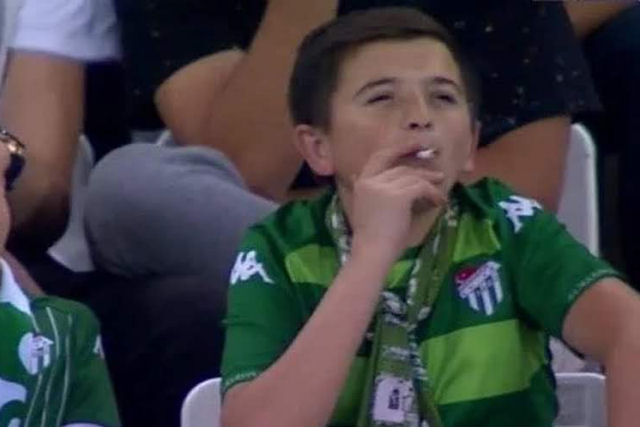 O 'menor' que apareceu fumando no estádio turco, na verdade, tem 36 anos