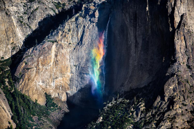Imagens impressionantes de um lindo arco-ris das Cataratas de Yosemite