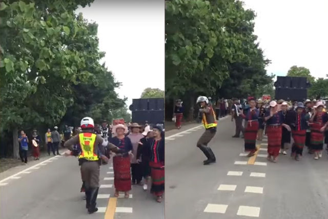Policial dana enquanto dirige o trfego na Tailndia