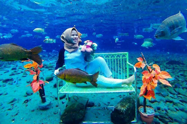 Lago de uma vila na Indonsia se tornou um concorrido ponto para os entusiastas das selfies subaquticas