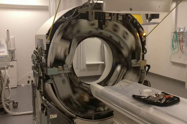 Veja a rapidez com que uma mquina de tomografia computadorizada gira em velocidade mxima