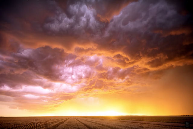 Relâmpagos rabiscam o céu em filmagens dramáticas de tempestades extremas nos EUA