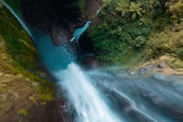 Drone grava imagens deslumbrantes de partes raramente vistas de uma cachoeira na selva da Indonsia