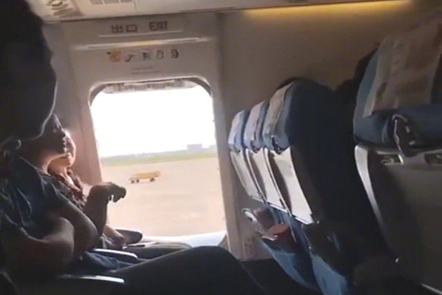 Pnico em um avio por uma passageira que abriu a sada de emergncia antes da decolagem para 'tomar um ar'