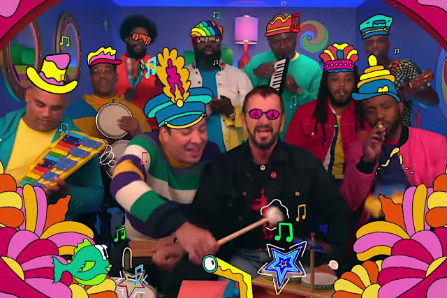 Ringo Starr, Jimmy Fallon e The Roots em uma empolgante verso de 'Yellow Submarine' com instrumentos de brinquedo