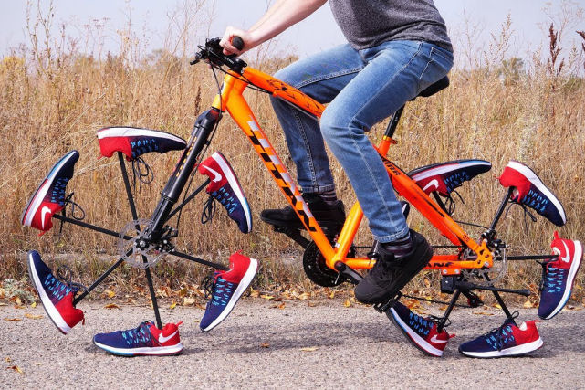 Engenheiro substitui as rodas de sua bicicleta por tnis