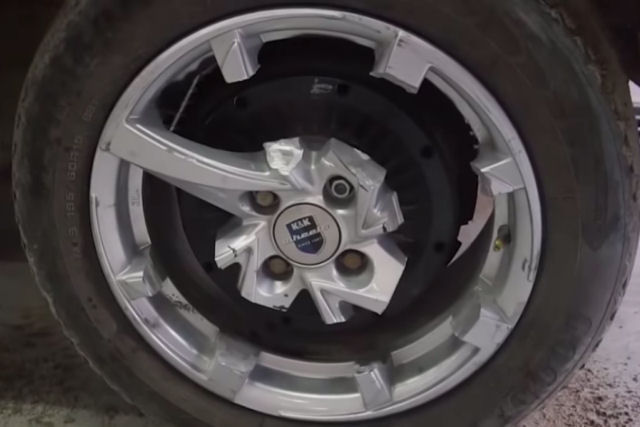 Mecnico russo testa quantos raios da roda de um carro podem ser cortado e que o veculo siga rodando