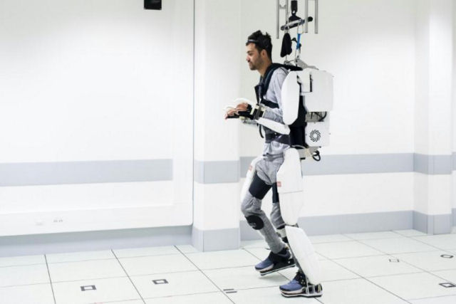 Paraltico consegue caminhar com um exoesqueleto controlado pelo crebro