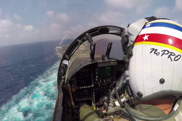A espetacular e milimtrica aterrissagem de um F/A-18 em um porta-avies a 250 km/h