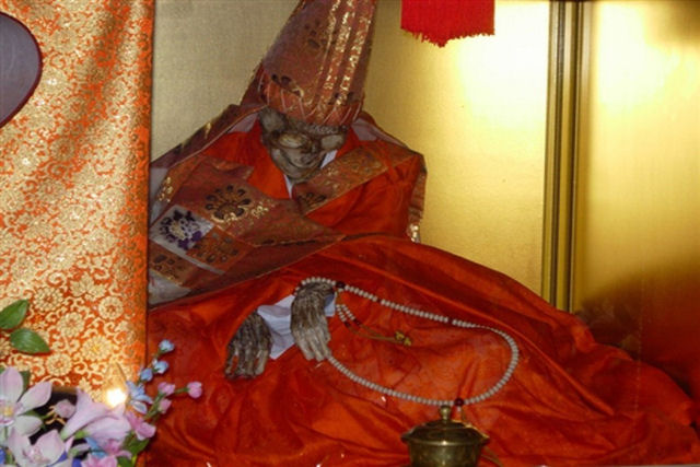 A antiga prtica budista japonesa de auto-mumificao era praticamente um ritual de suicdio