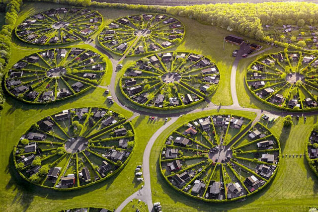 Os belos 12 jardins comunitrios circulares perto de Copenhague, na Dinamarca,  vista de drone