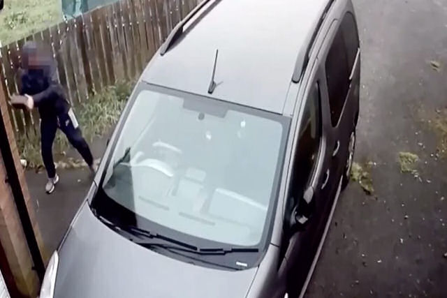 Ladro tenta roubar um carro e recebe um karma instantneo em forma de tijolada em pleno rosto