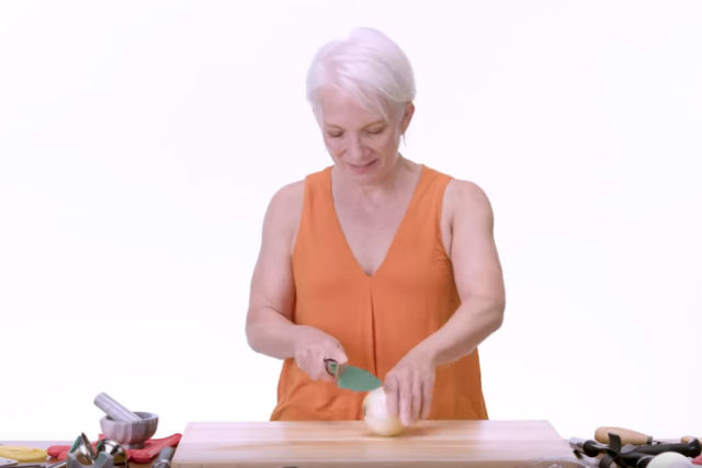 50 pessoas tentam cortar uma cebola