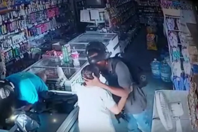 Ladro armado beija uma idosa durante assalto e se recusa a roubar seu dinheiro