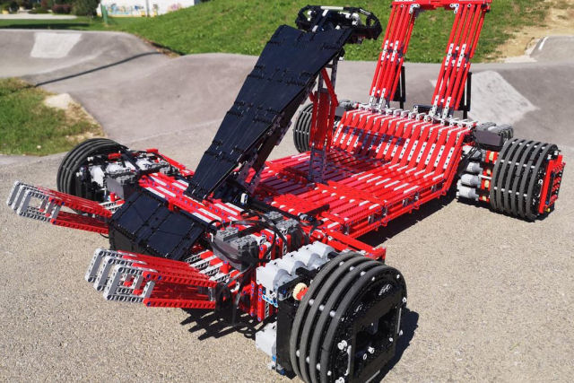 Constri um kart completamente funcional usando 7.000 peas de Lego e 32 motores eltricos