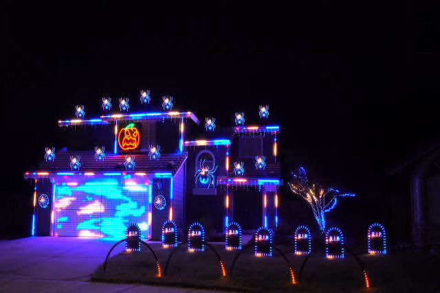 Um incrvel show de luzes de Halloween de uma casa 'Caa-Fantasmas' nos EUA