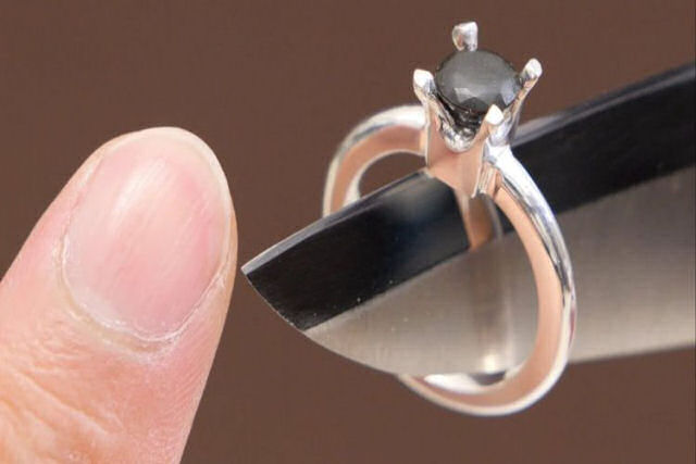 Japonês recolheu aparas de unhas por um ano para criar um anel de noivado exclusivo
