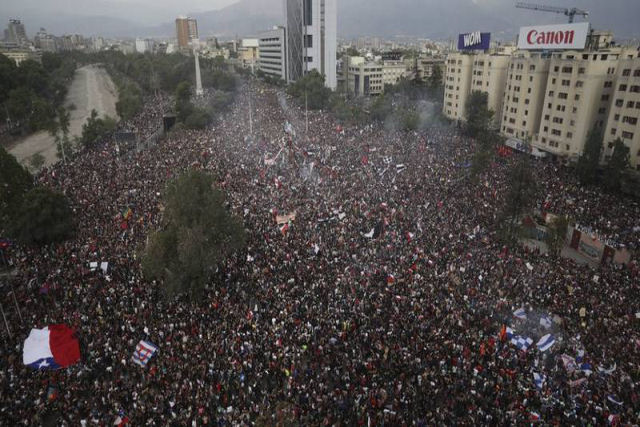 Este time-lapse mostra tudo o que passou em 8 horas da maior marcha do Chile em 2 minutos