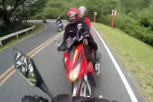 Moto com duas pessoas invade a pista contrria e bate de frente contra outra, nas Filipinas