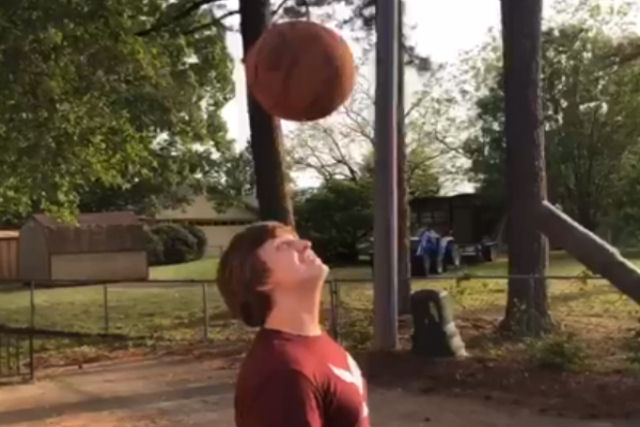 Consegue fazer uma cesta no basquete sem sequer tocar a bola com um simples truque