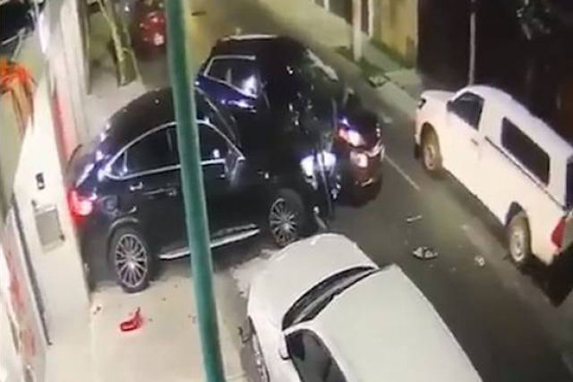 Mexicano atropela bandidos que invadiram sua garagem e se salva de uma assalto