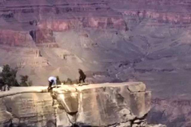 Turista quase cai no despenhadeiro enquanto tentava fotografar sua me no Grand Canyon