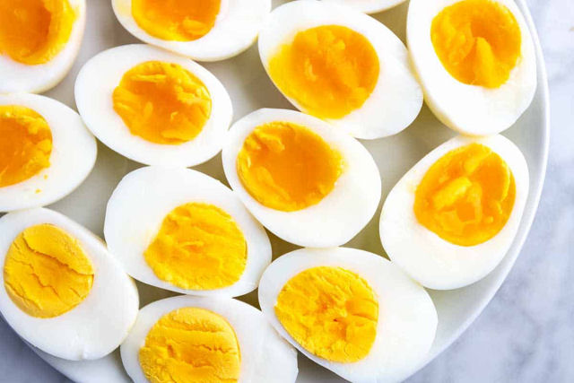 Indiano morre tentando comer 50 ovos cozidos por causa de uma aposta besta