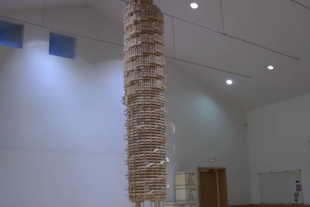 Derrubando uma torre gigante de domin com 2 andares de altura