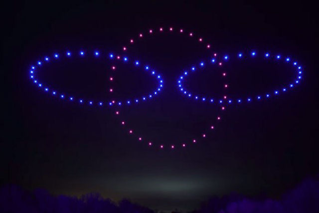 Este show de luzes sincronizadas usando 100 drones coreografados  incrvel