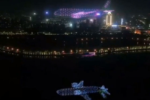 800 drones compem impressionantes figuras de avies no cu noturno da China