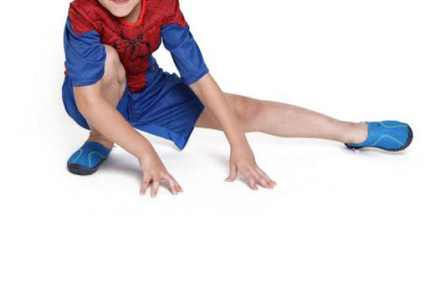 Garoto de 5 anos leva herona  escola e afirma que se transforma em homem-aranha quando a prova
