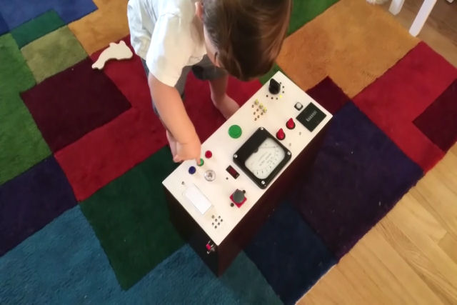 Pai criativo constri uma caixa eletrnica interativa para seu filho pequeno