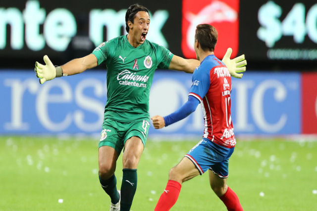 Goleiro mexicano faz um gol chutando da prpria rea