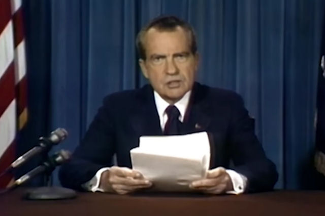 Richard Nixon anuncia que os astronautas da Apolo 11 morreram em um arrepiante 'deepfake'