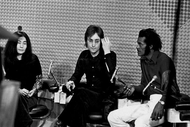 H trs lendas neste vdeo: Chuck Berry, John Lennon e o cara que desligou o microfone da Yoko