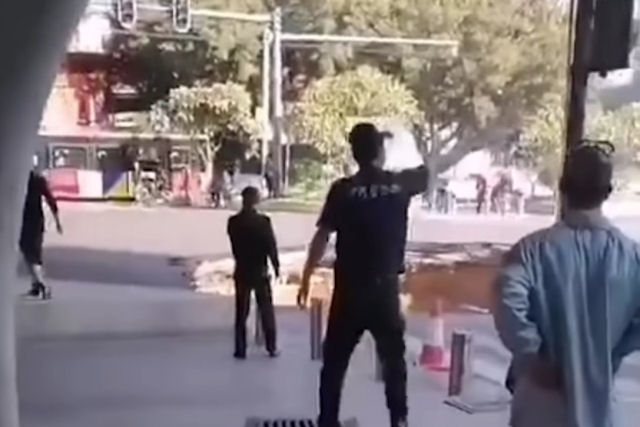 Enorme buraco abre-se em uma rua na China e engole três pessoas