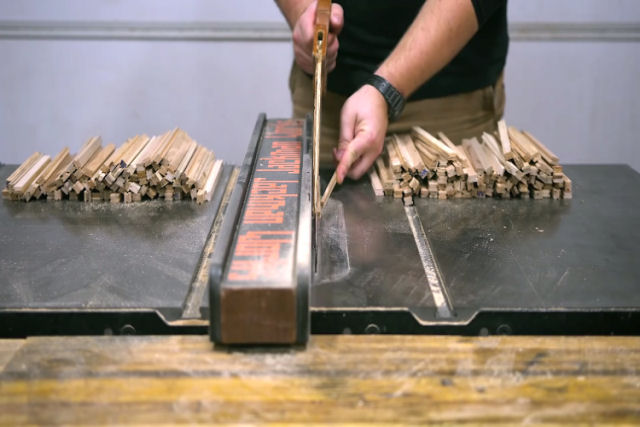 Marceneiro transforma dezenas de paletes de madeira em 1.000 lpis artesanais