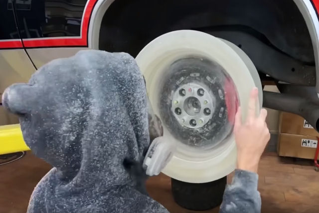 Americano constri uma roda de epxi para seu carro e testa na entrada de sua garagem