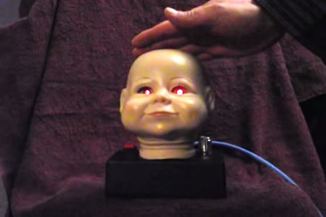 Tocando uma horrorosa cabeça de boneca com Theremin