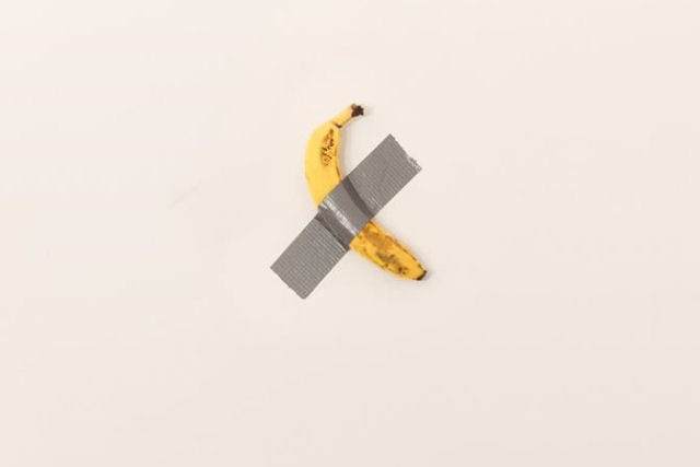 Banana exposta em galeria de arte é vendida por 120.000 dólares... duas vezes