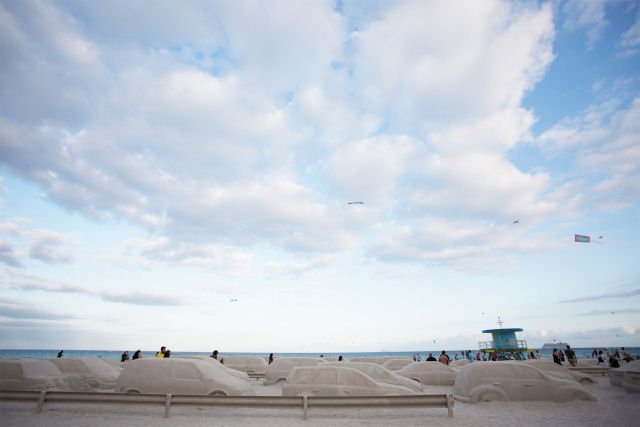 Um engarrafamento de carros de areia est bloqueando umna praia em Miami