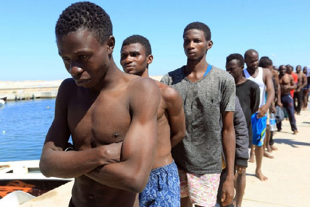 'Mutilados e assados vivos': o destino dos escravos nigerianos vendidos na Lbia