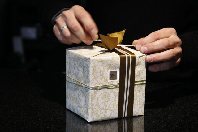 Este truque ensina a embrulhar um presente com um papel bem pequeno