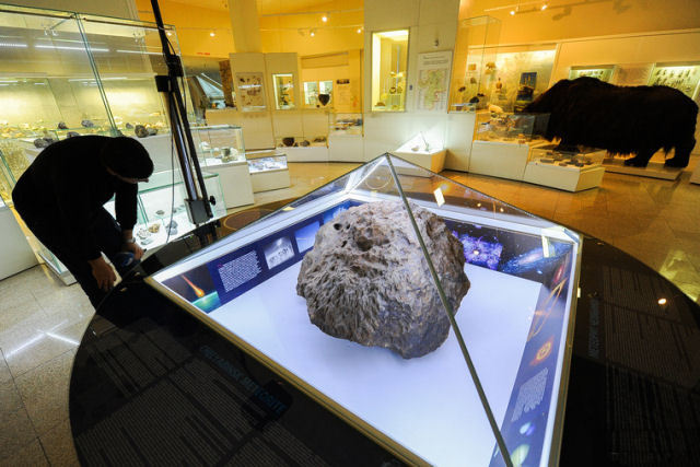 Redoma que cobre um fragmento do meteorito de Cheliabinsk em um museu levita e ningum sabe explicar o motivo
