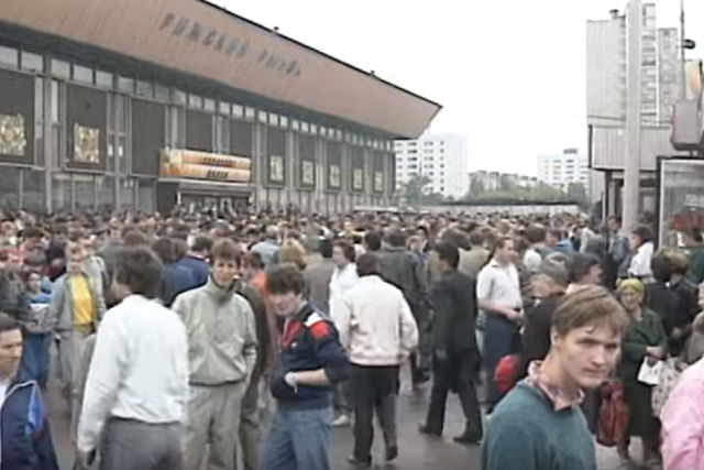 Vídeos raros de 1990 mostram um mercado estatal e uma feira de rua da URSS, em Moscou