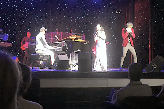 Um belo cover de 'Bohemian Rhapsody' apresentado com gaita, piano e uma soprano