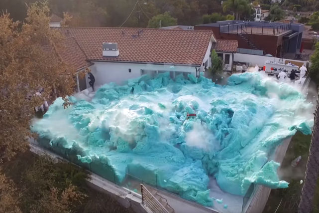 Youtubers provocam uma gigantesca e espantosa explosão de espuma que inunda todo um pátio